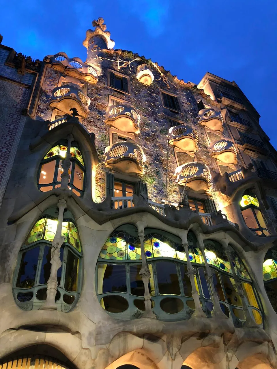 巴特罗之家夜景