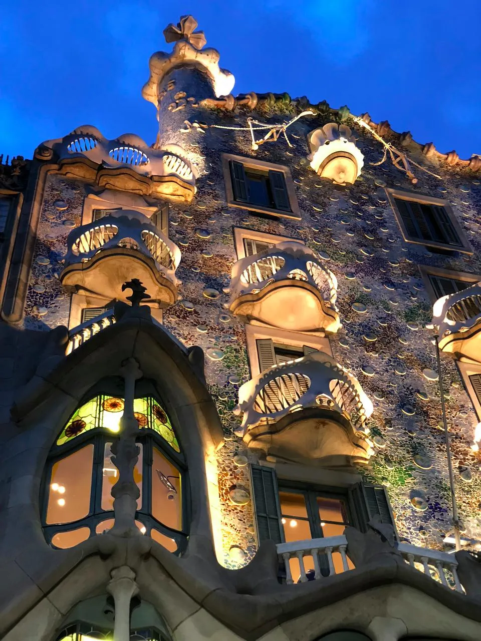 巴特罗之家夜景