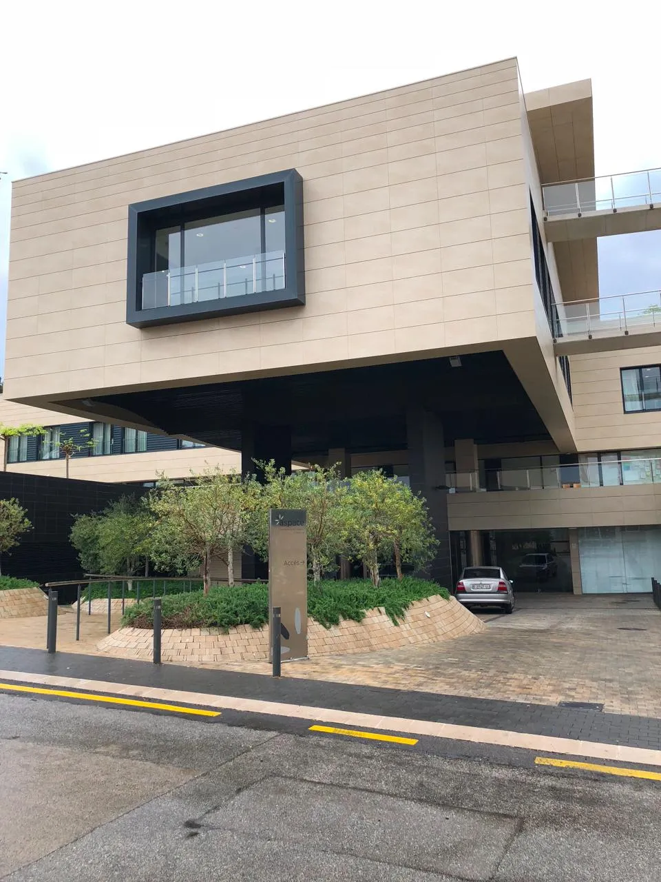 偶遇一个大悬挑建筑