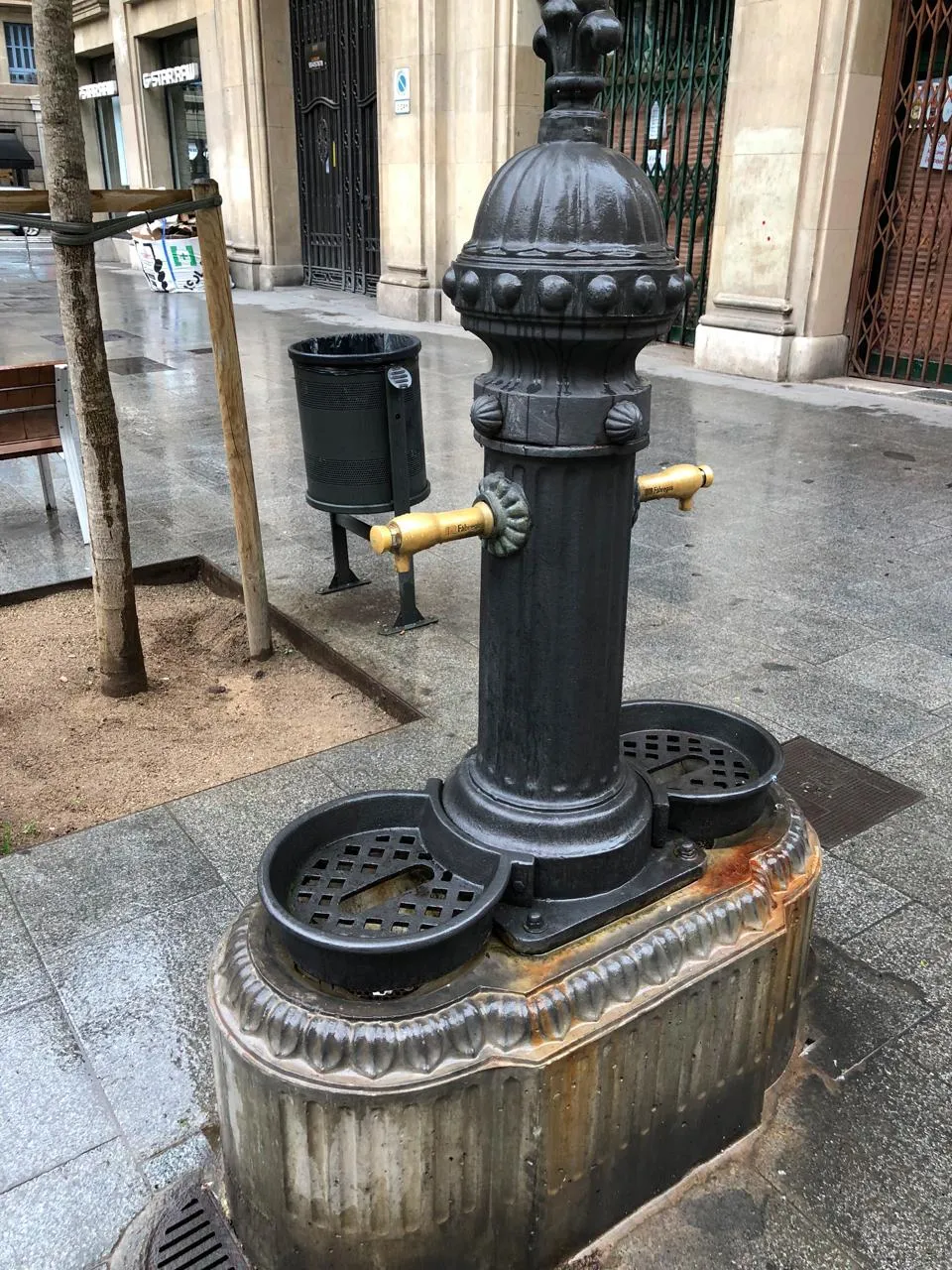 景区附近会这种设施,貌似是直饮水系统,在蒙特惠奇山上我看到有人直接喝