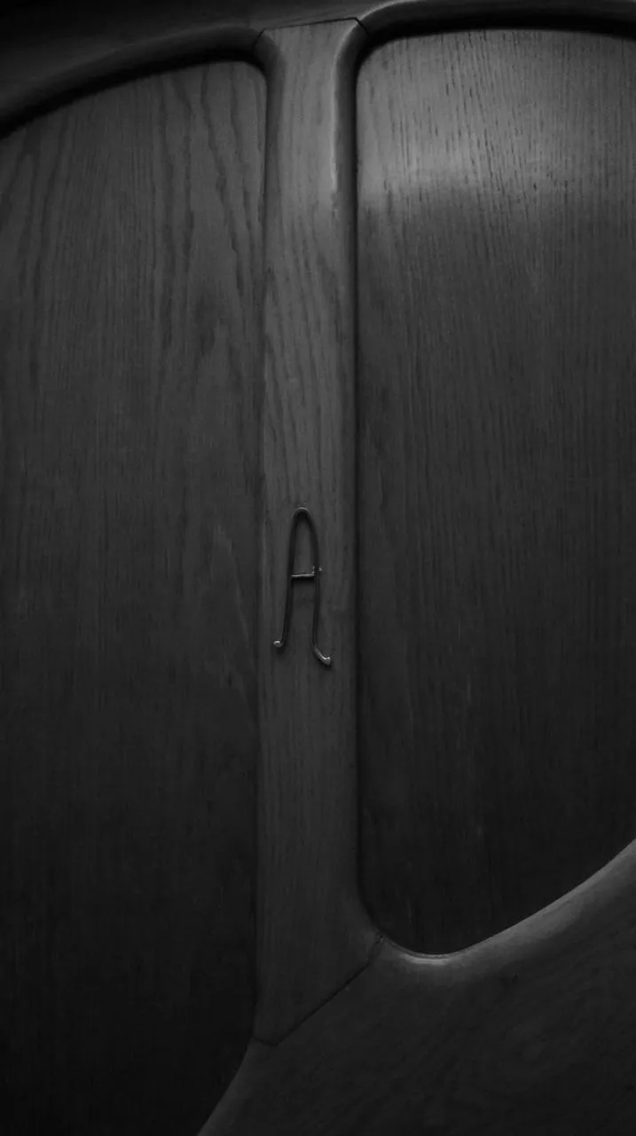 门上的字母也是高迪亲自设计的