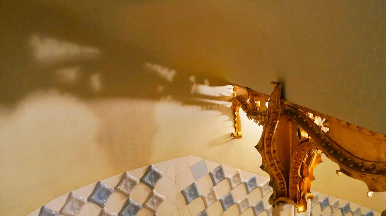 楼梯上的植物状的金属装饰