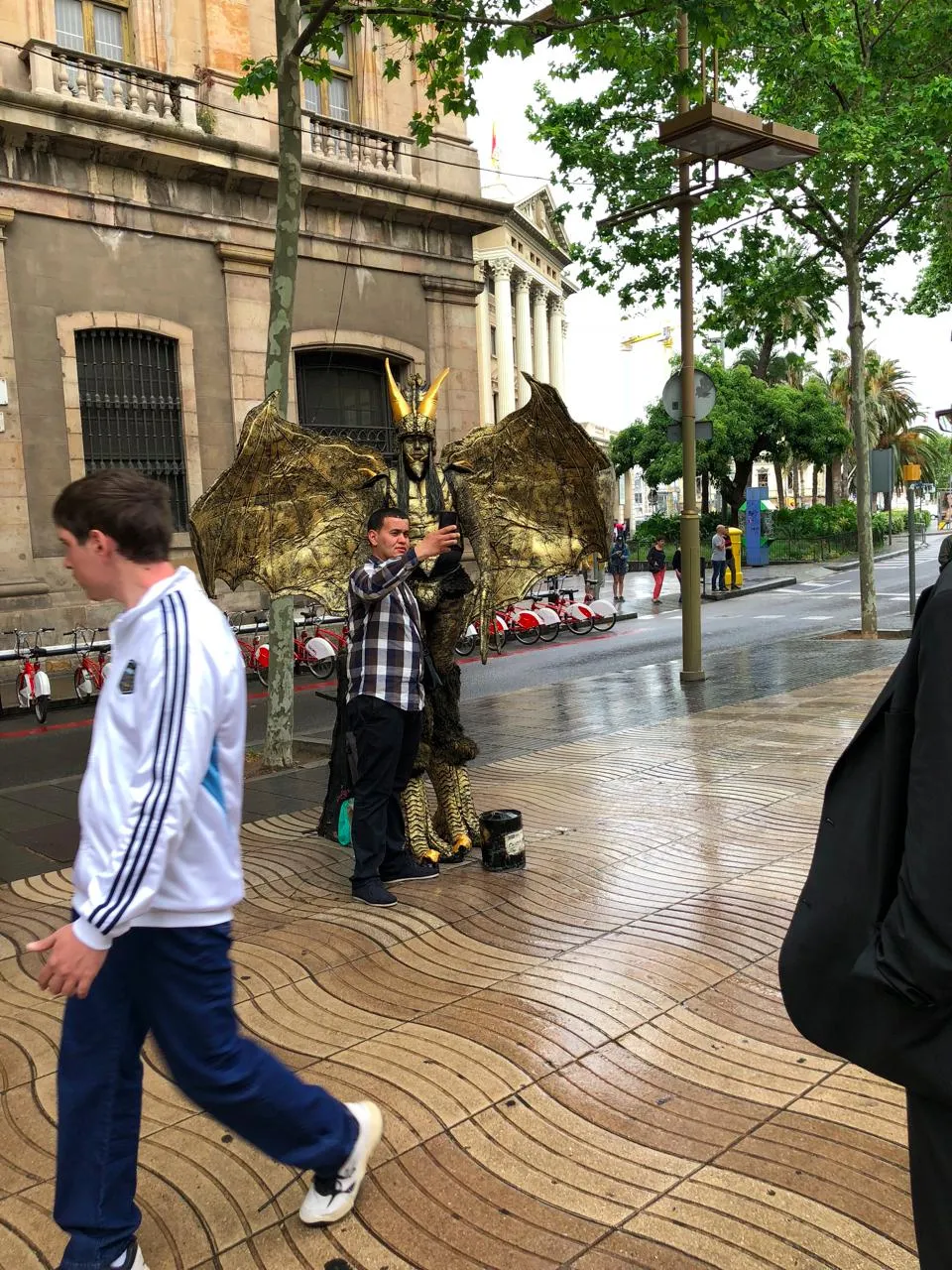 兰布拉大道上的街头艺人